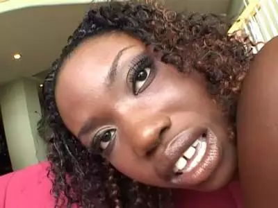 Ebony von zwei weißen Schwänzen anal gefickt