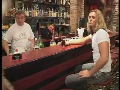 Blondine lässt ihr enges Arschloch penetrieren und ficken