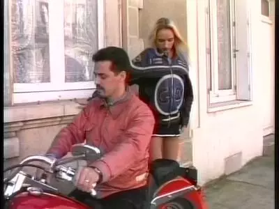 Geile Braut wird von zwei Schwänzen im Arsch durchgenommen