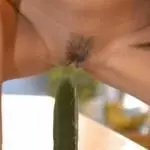 Analblondinen mit Obst im Po