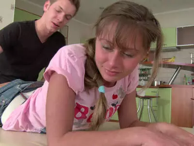 Von der Liege direkt in ihren Arsch gestoßen